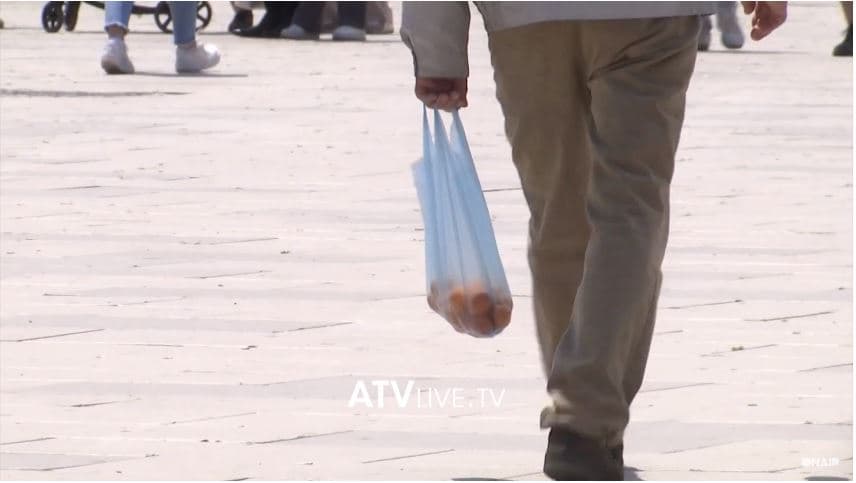 Qytetarët, në pritje për heqjen e qeseve plastike nga përdorimi