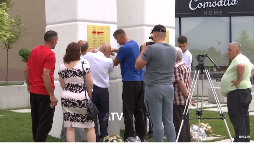 Familjarët e dëshmorëve në Istog fshijnë disa emra në lapidarin e sapovendosur