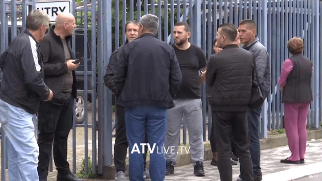 Nuk u kompensuan për dëmet nga përmbytjet, shqiptarë, serbë e boshnjakë protestojnë në Mitrovicë të Veriut