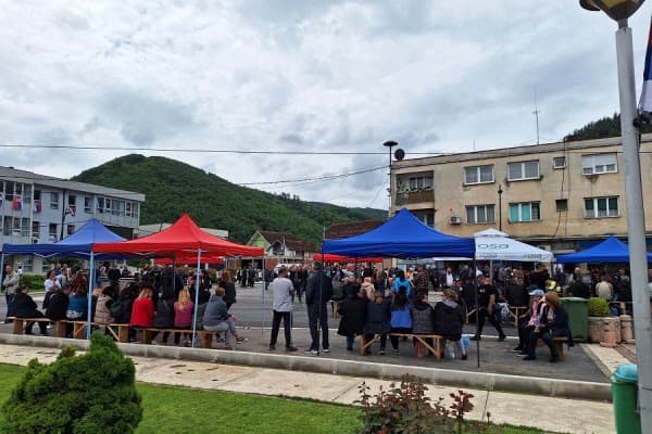 ​Protestuesit tentojnë të hyjnë me dhunë në komunë