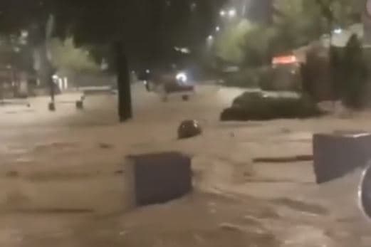 Viktima e parë në Pejë nga përmbytjet, fëmiu 4 vjeçar, e ëma nën rrënoja