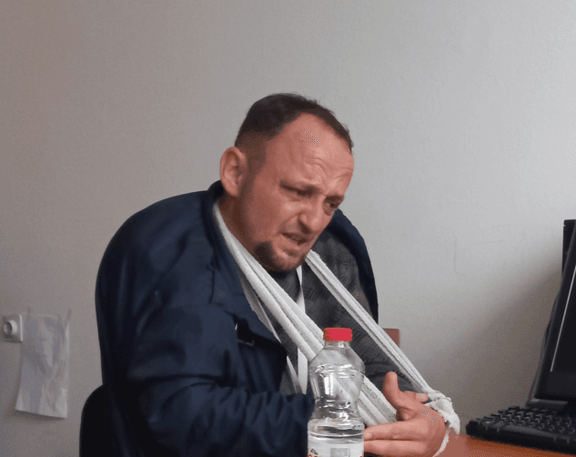 Gazetari i dhunuar rrëfen situatën e sulmit në Kosovë: Fillimisht gjuajtën me shock-bomba