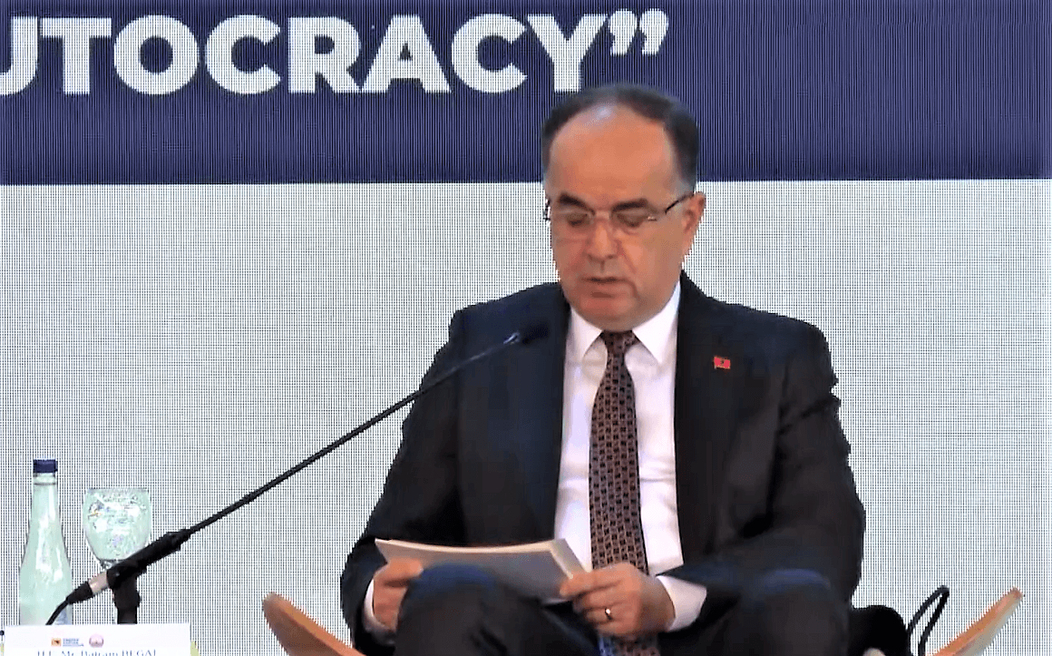 Begaj në Forumin e Prespës për dialog: Askush s’mund të verë në pikëpyetje integritetin territorial të Kosovës