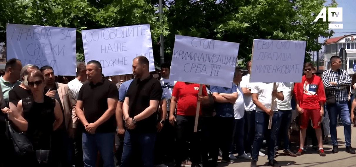 Edhe sot serbët në Graçanicë protestojnë në mbështetje për të dyshuarin për krime lufte