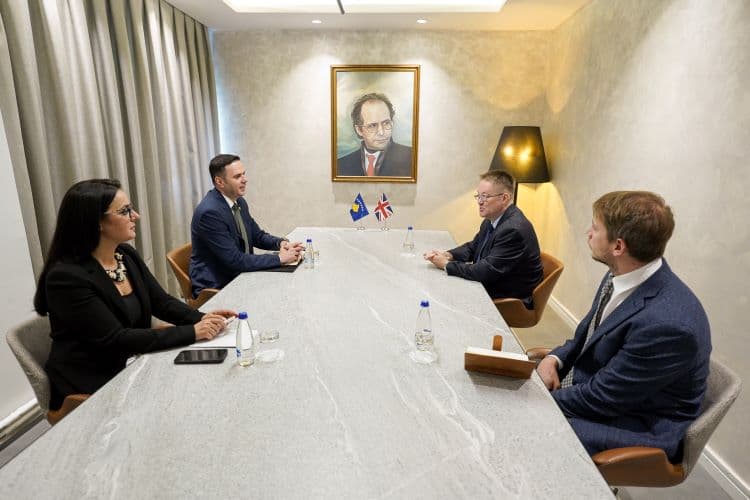 Abdixhiku takohet me Abbottin: Përplasja me miqtë është devijim strategjik e dështim diplomatik me pasoja afatgjata