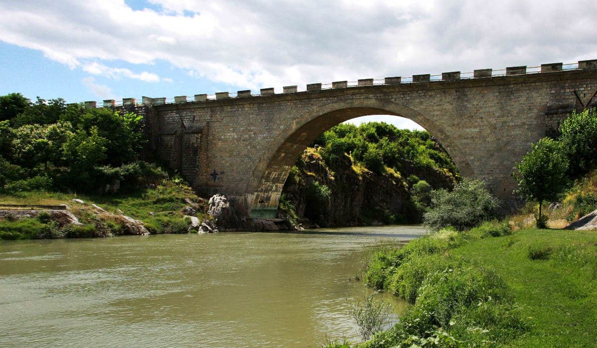 ​Një femër bie nga Ura e Fshajt në lumin Drin i Bardhë