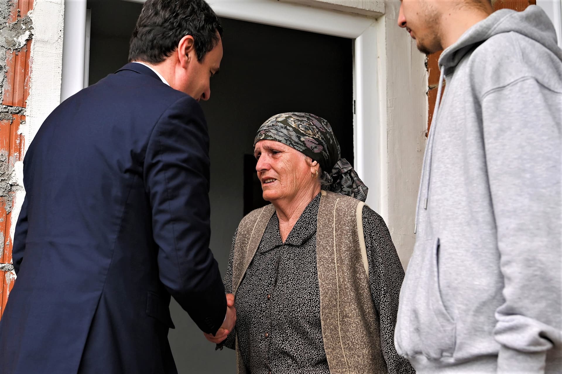 Kryeministri Kurti vizitoi familjet e tre policëve të rrëmbyer dje nga forcat serbe
