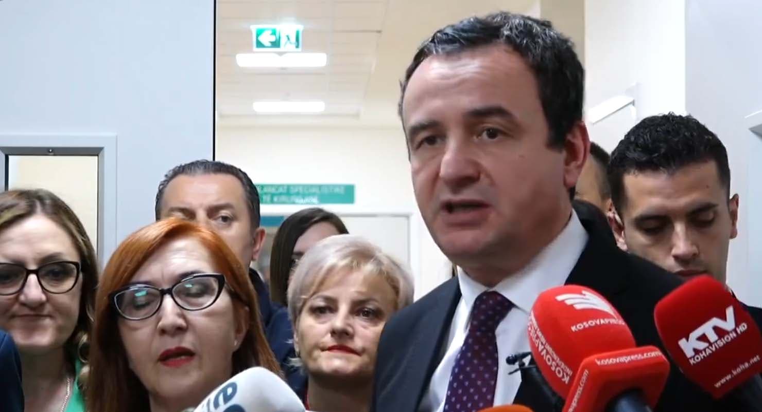 Kurti në Pediatri s’flet për politikë, përuron rezonancën – zotohet për investime të reja