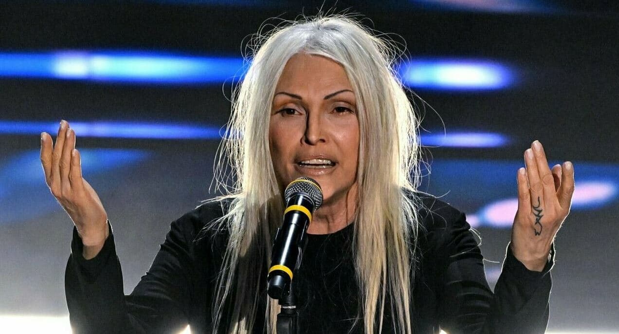 Pas koncertit, këngëtarja ndiqet nga një grup i fansave