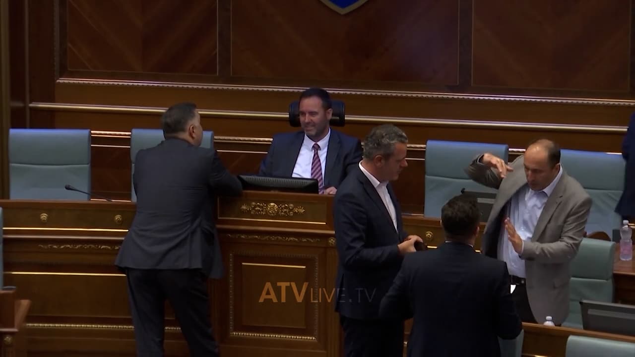 Dështon rezoluta e PDK-së për shkarkimin e ministres Hajdari