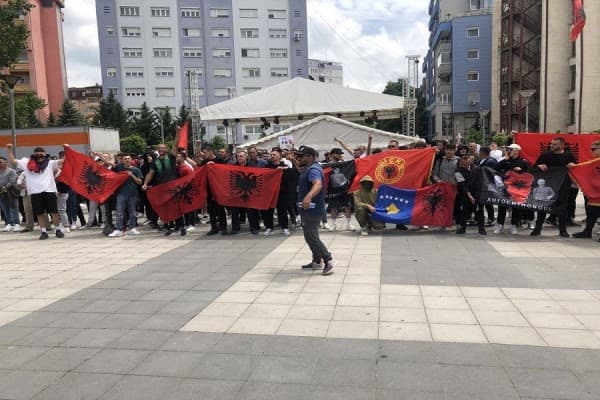 ​Pavarësisht thirrjeve të institucioneve, dhjetëra qytetarë mblidhen në urën mbi Ibër