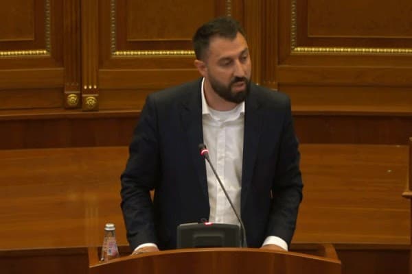 ​Krasniqi: Atiq është në zyrën e tij të komunës