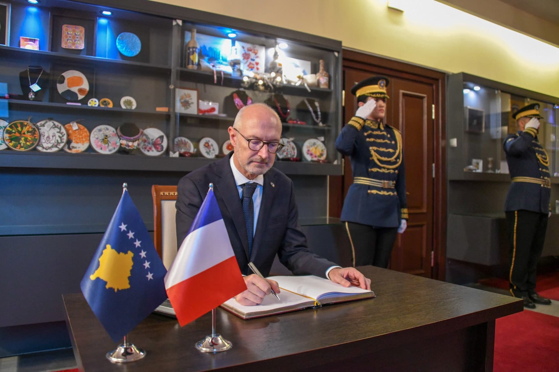 Ambasadori francez: Macron, Scholz e Borrell përcaktuan qartë kushtet për dalje nga kriza në veri