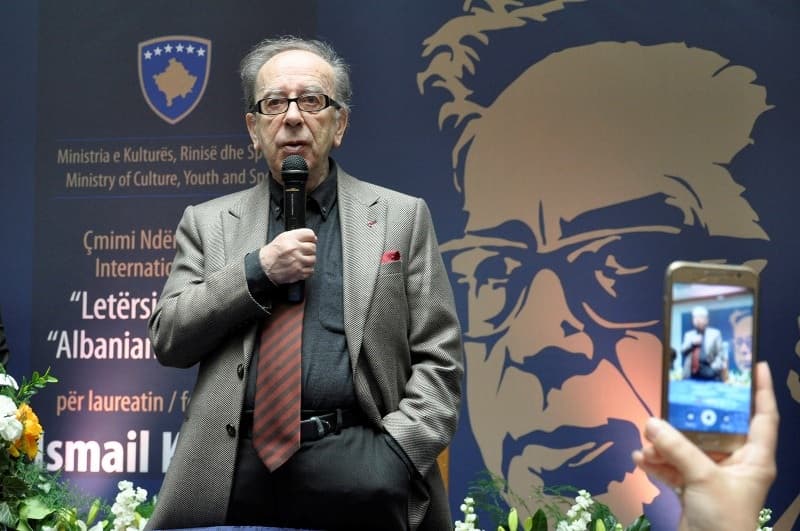 Kadare rrëfen njohjen me Ukshin Hotin: Besimi i tij te Evropa nuk duhet të humbë në Kosovë