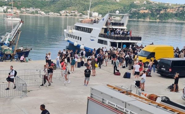 “Kala Festival”, 657 turistë anglezë mbërritën nga porti i Himarës