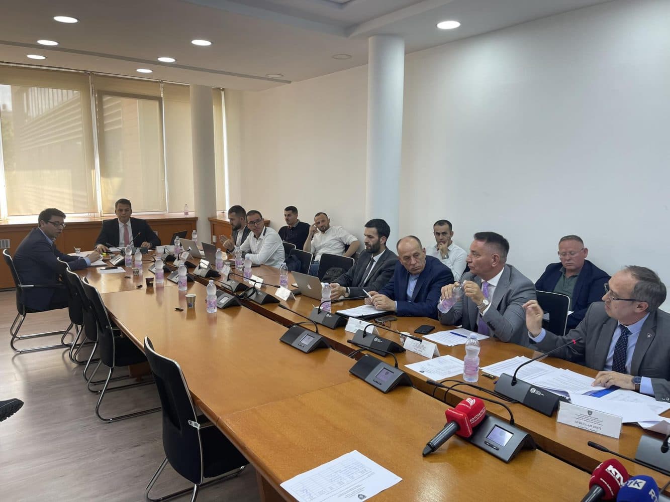 PDK-ja e AAK-ja e kritikojnë Qeverinë për menaxhim të dobët të buxhetit
