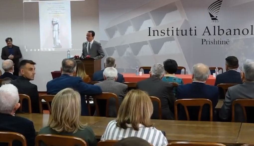 Instituti Albanologjik shënon 70-vjetorin, Kurti prezanton historikun – vlerëson rolin e Rugovës e shumë studiuesve të tjerë