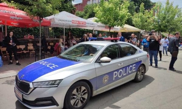 Protestuesit bllokojnë një automjet të Policisë së Kosovës në Zveçan