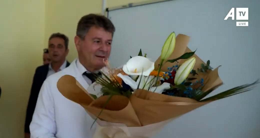 Mësimdhënësi del në pension, nxënësit dhe kolegët e surprizojnë në orën e tij të fundit