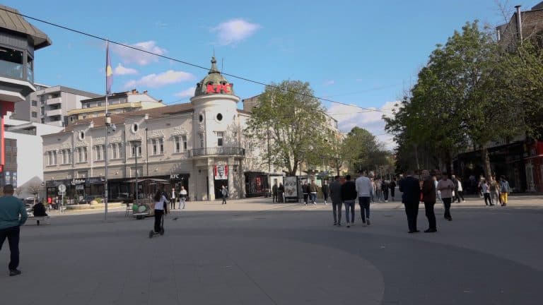 Dëmtohen xhamat e dy kafeneve si pasojë e një shpërthimi në Mitrovicë
