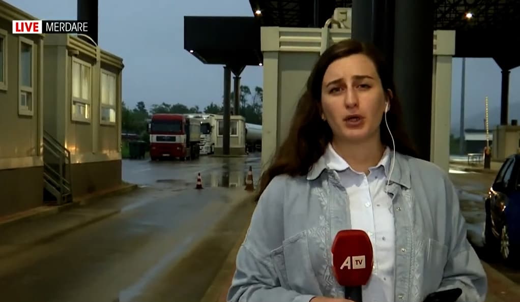Gazetarja e ATV-së nga pika kufitare në Merdare: Asnjë kamion me mallra serbe nuk është lejuar të hyjë në Kosovë
