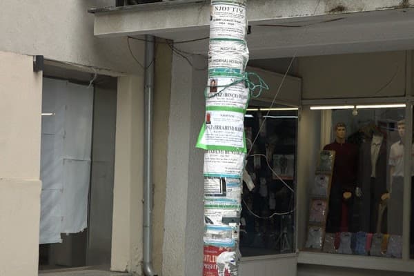 ​Paralajmërohen gjoba për ata që vendosin njoftime në hapësirat publike