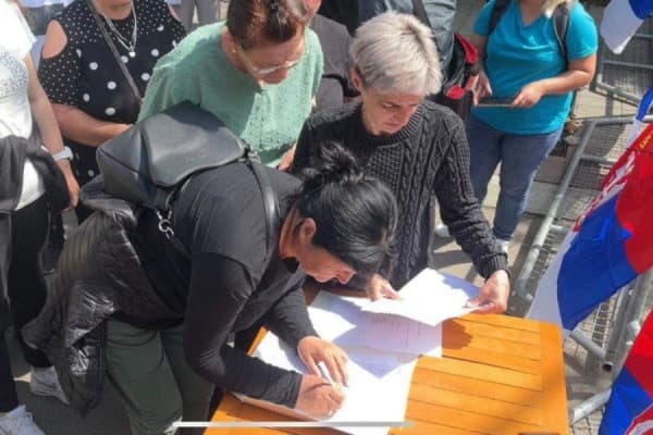 Numër simbolik i protestuesve në veri, punonjësit komunalë nënshkruhen në listat e evidencës