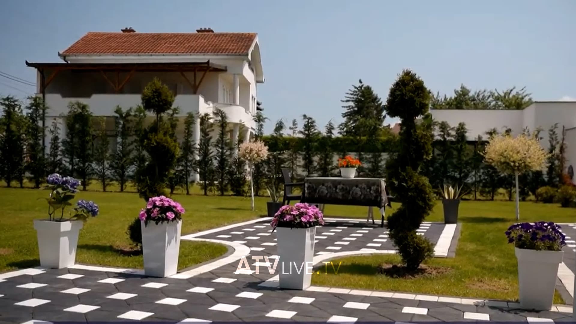 Çka kanë të veçantë oborret në fshatin Sekiraçë dhe pse investohet kaq shumë?