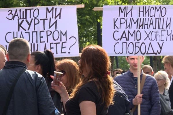 Protestuesit në veri me pankarta propaganduese