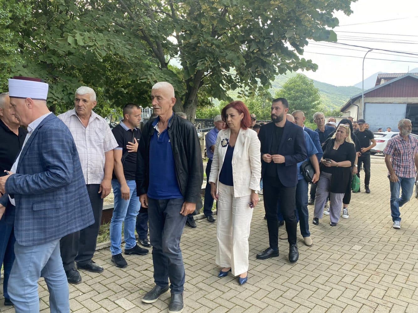 Zv.kryeministrja Rexhepi e ministri Krasniqi marrin pjesë në varrimin e nënës e djalit që vdiqën nga vërshimet në Pejë