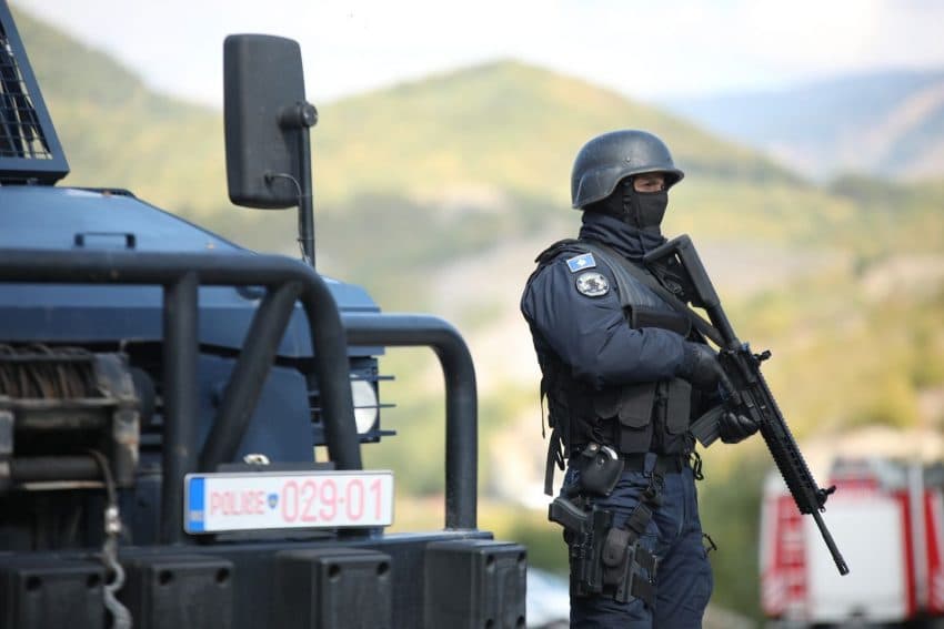 Tri autoblinda të Policisë vendosen prapa ndërtesës komunale në Zveçan