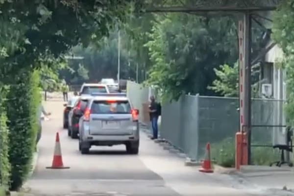 ​Tre policët e rrëmbyer nga Serbia mbërrijnë në shtabin qendror të PK-së