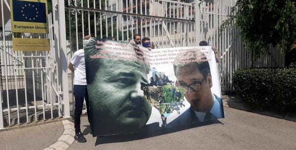 “BE po i mbyll sytë karshi politikave fashiste të Serbisë”, protestohet para zyrës së BE-së në Prishtinë