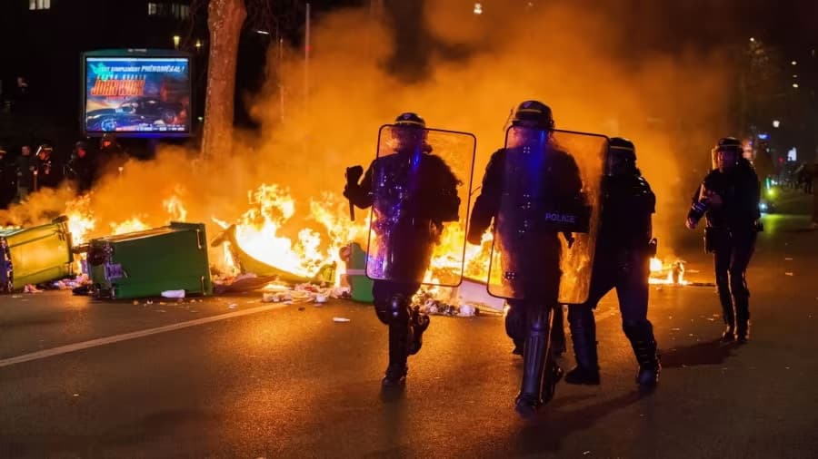 Trazirat pas vrasjes së 17-vjeçarit, Franca në “shtetrrethim” me 40 mijë policë në rrugë
