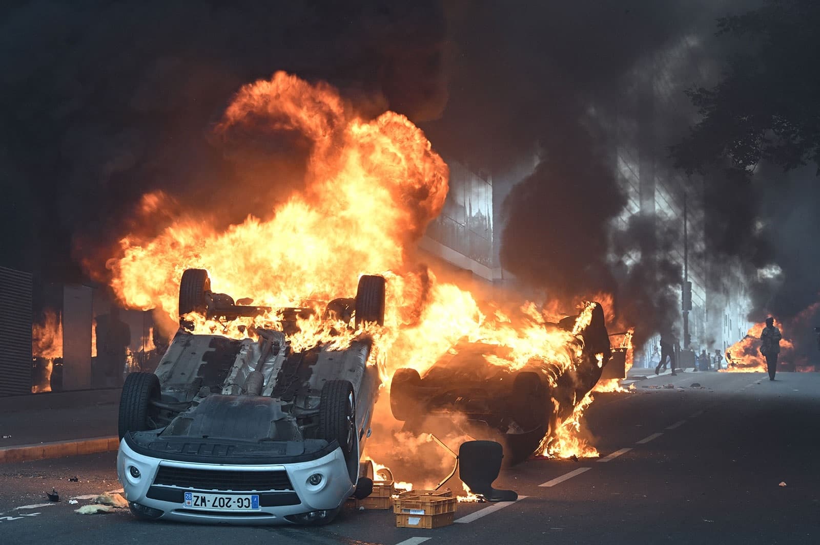 Arrestohen 667 protestues në Francë, polici që vrau 17-vjeçarin kërkon falje