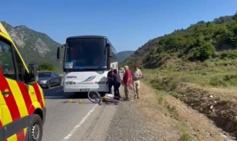 Aksident me vdekje në Rrugën e Kombit, autobusi me targa të Kosovës përplas një person me biçikletë