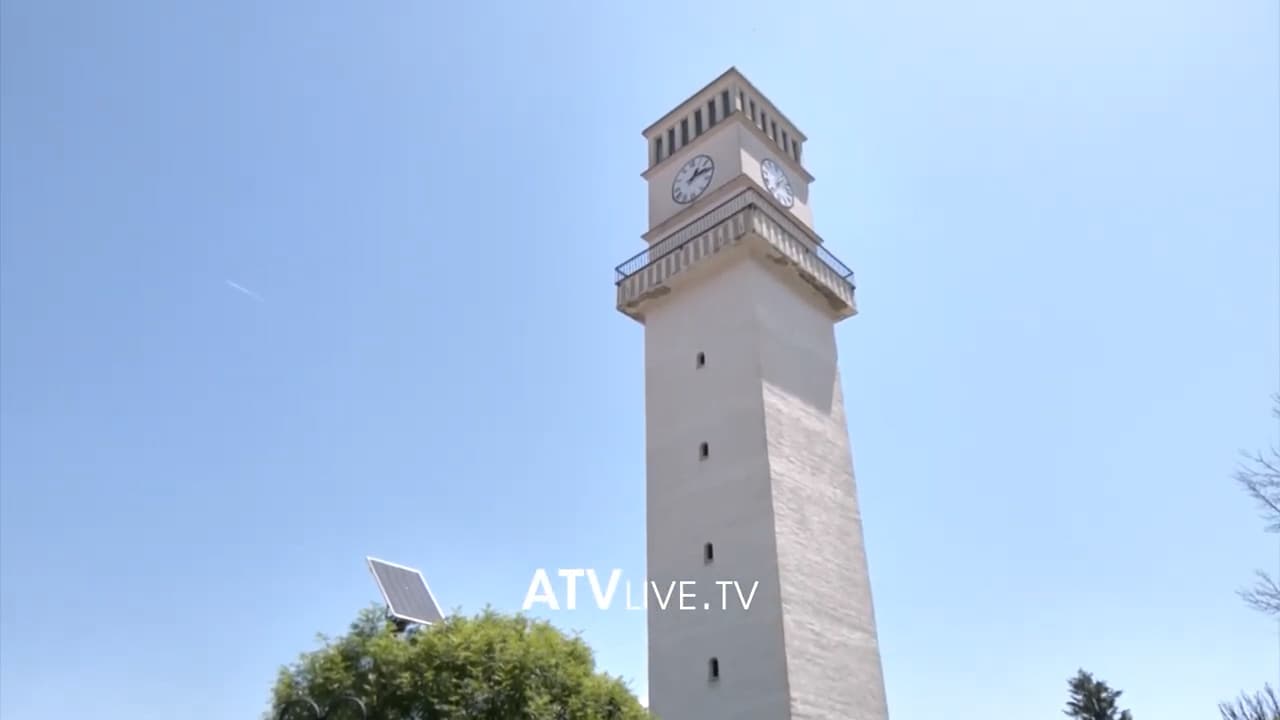Veturat po e “bllokojnë” sahat kullën në Gjakovë