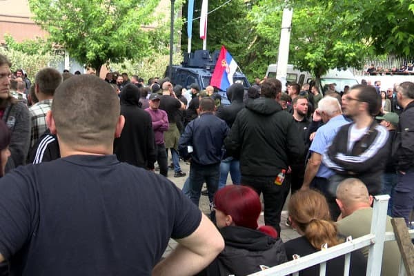 Mblidhen serbët sërish në komunat veriore, aktualisht situata është e qetë