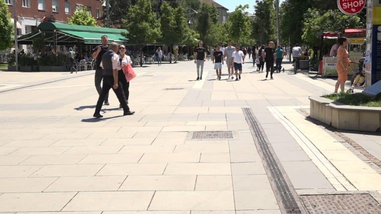 Qytetarët e fajësojnë BE-në për sanksionet e mundshme ndaj Kosovës: Po ia mban anën Serbisë