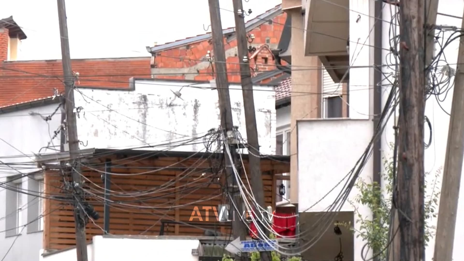 Shtyllat e vjetruara elektrike, rrezik për banorët e “Vranjevcit”