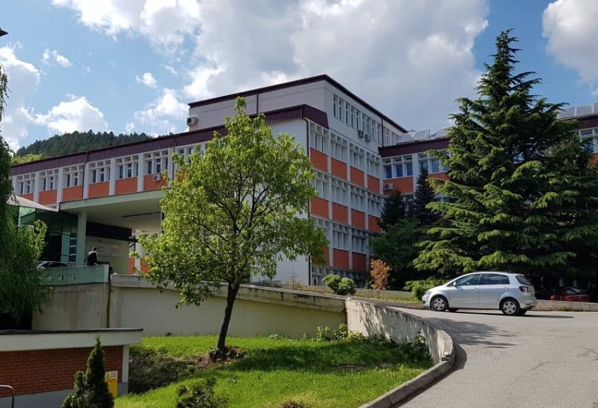 Spitali i Përgjithshëm në Pejë kërkon urgjentisht largimin e mbeturinave brenda hapësirave