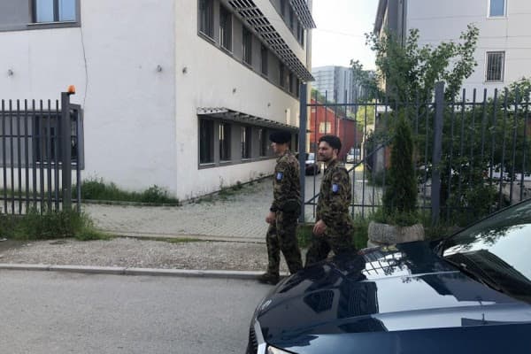 ​Sulmohet me granatë dore objekti i komunës në veri të Mitrovicës