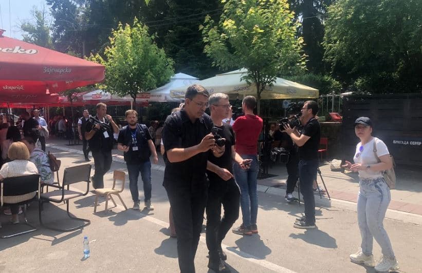 ​Tensione në mes protestuesve në Zveçan pasi opozitarët serbë u shkojnë në vizitë
