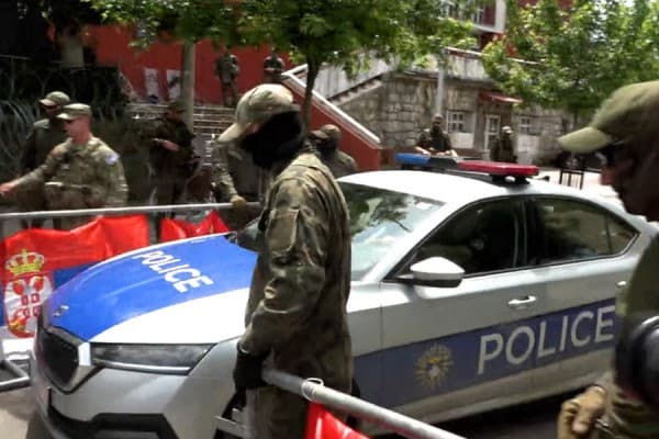 KFOR mundëson largimin e veturës së bllokuar të Policisë nga protestuesit serbë në Zveçan