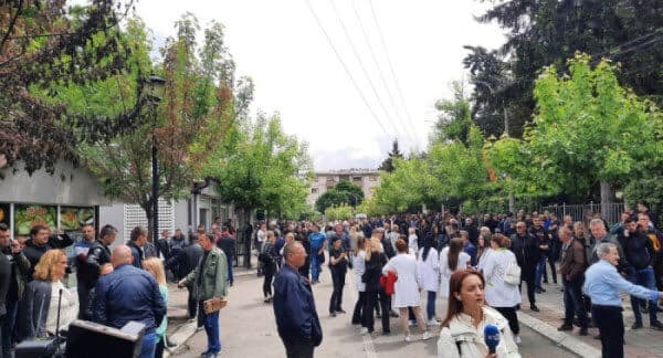 Serbët vazhdojnë protestat para objekteve komunale në veri