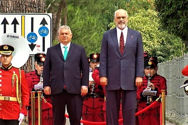 ​Orban mbërrin në Tiranë, pritet me ceremoni shtetërore