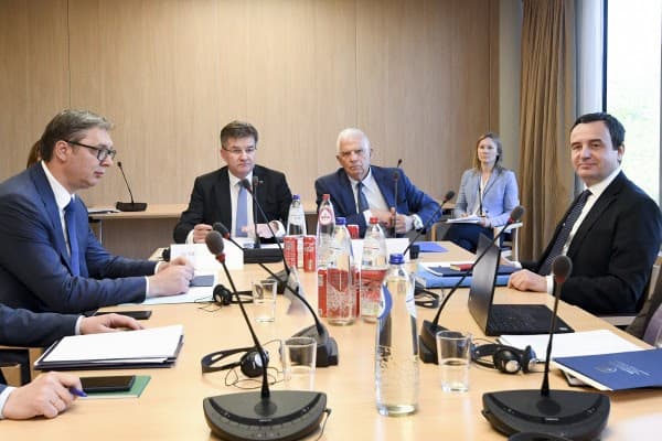 Borrell fton urgjentisht Kurtin dhe Vuçiqin në Bruksel