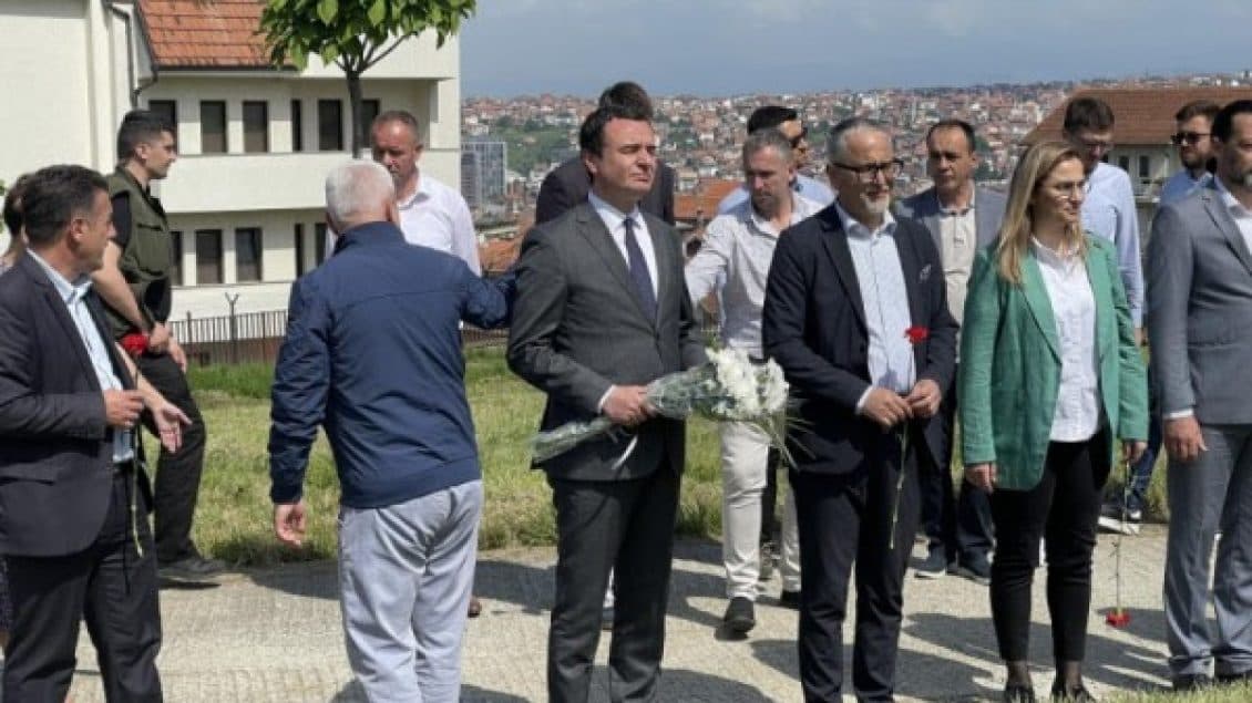 Kurti e Vitia bëjnë homazhe tek varrezat e dëshmorëve në Prishtinë