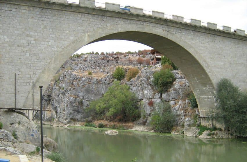Për të tetën ditë me radhë vazhdojnë kërkimet për gruan që dyshohet se është hedhur nga ura e Fshajt