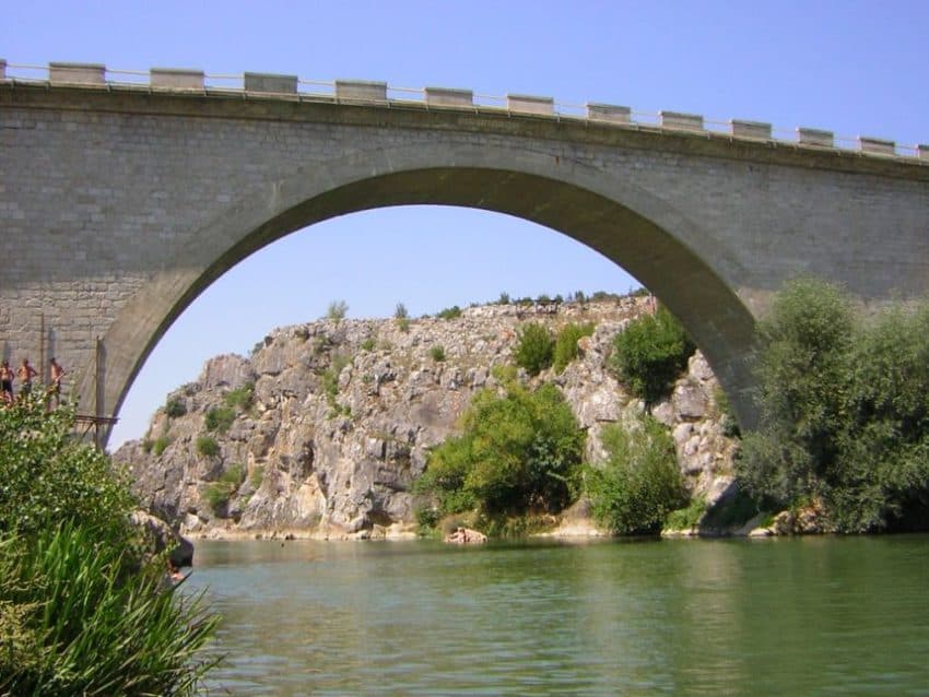 Që pesë ditë vazhdojnë kërkimet për gruan që është hedhur nga ura e Fshajt